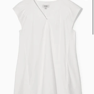 Söker  - Söker denna vita mini klänningen i storleken S eller M från cos. Kan betala ett bra pris! 