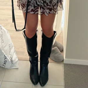 Svarta boots - Snygga svarta boots i skinn med spetsig tå och bred klack. De har en klassisk design med dragöglor upptill för enkel påtagning. Tecken på användning med  lite slitage längst fram (se bild). Nypris 699💞