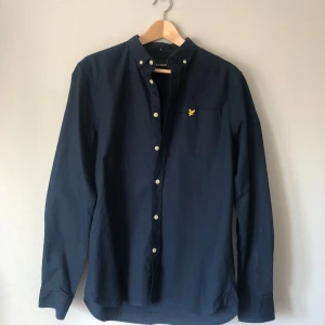 Lyle & Scott skjorta - Snygg mörkblå skjorta från Lyle & Scott.  Perfekt för en stilren look. Är i helt nyskick.