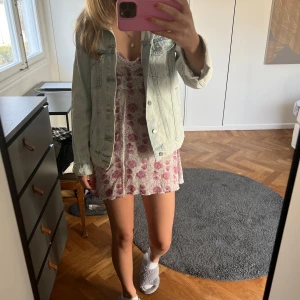 Mönstrad klänning - Sååå fin klänning med blommor🩷🩷passar xs-s
