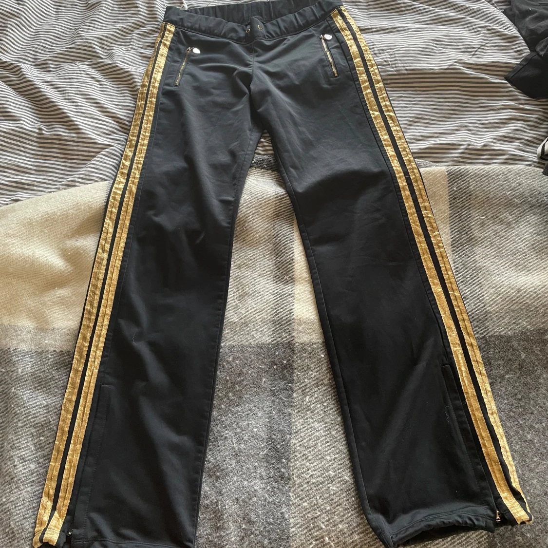 Svarta byxor med guldiga detaljer - 1