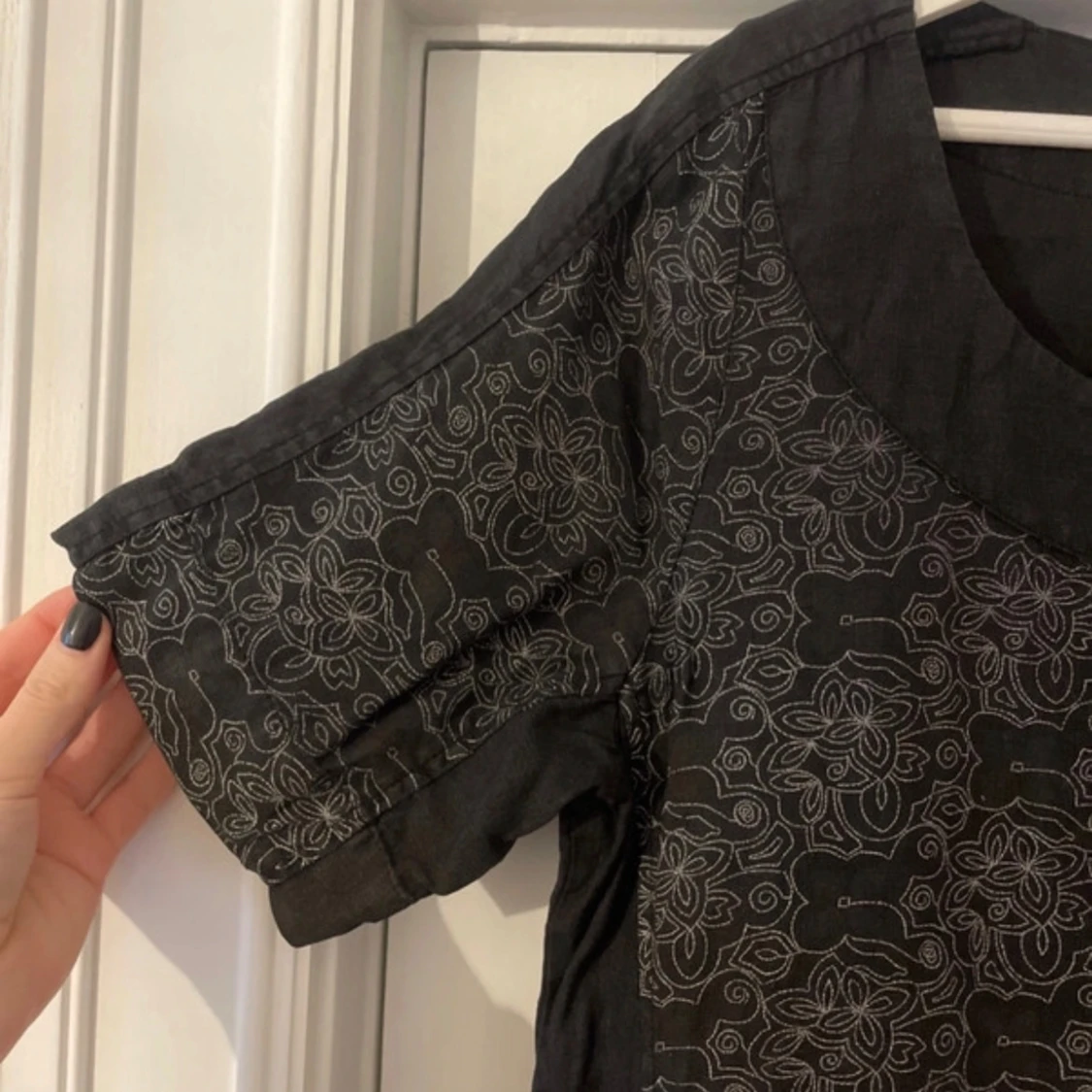 Svart klänning med blommigt mönster - 3