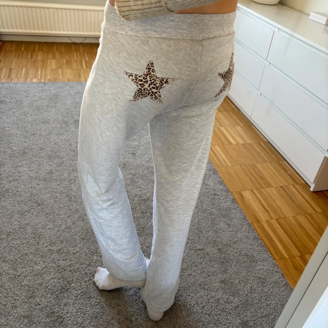 Grå mjukisbyxor med leopardstjärnor
