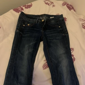 Mörkblå jeans från Only - mörkblå jeans från Only med klassisk femficksdesign och dekorativt hjärtdetalj på bakfickan.