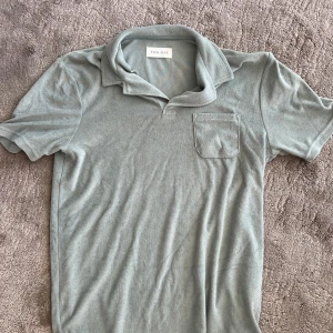 Grön pikétröja från Pier One - Snygg grön pikétröja från Pier One med klassisk krage och bröstficka. Perfekt för en avslappnad stil. Passar bra till både jeans och shorts. Sitter som en Medium