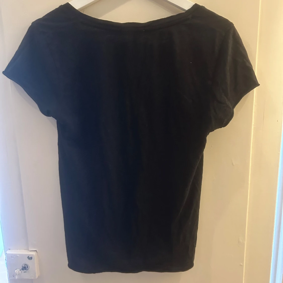 Svart t-shirt med v-ringning - 2