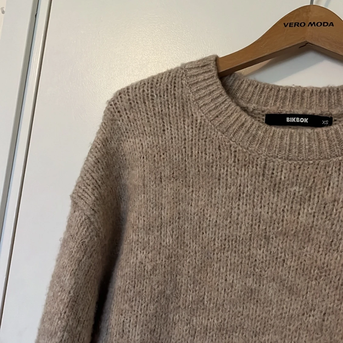 Beige stickad tröja från Bik Bok - 2