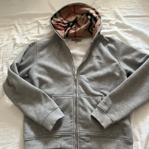 Grå zip hoodie från burberry - Säljer nu min snygga burberry zip up hoodie då den är för liten för mig. Väldigt skön och knappt använd