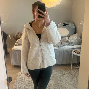 Vit teddyjacka med dragkedja - Mysig vit teddyjacka med huva! Säljer då den inte kommit till någon användning🫶🏼