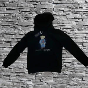 Polo bear ny Ralph lauren hoodie  - Säljer nu en sjukt snygg polo bear by Ralph lauren, Hoodien är endast använd två gånger och är i princip  nyskick, köpte hoodien på boost för cirka 1800 och säljer för endast 899. ralp lauren lapp följer med separatHar du mer frågor är det bara att höra av dig/Olle.