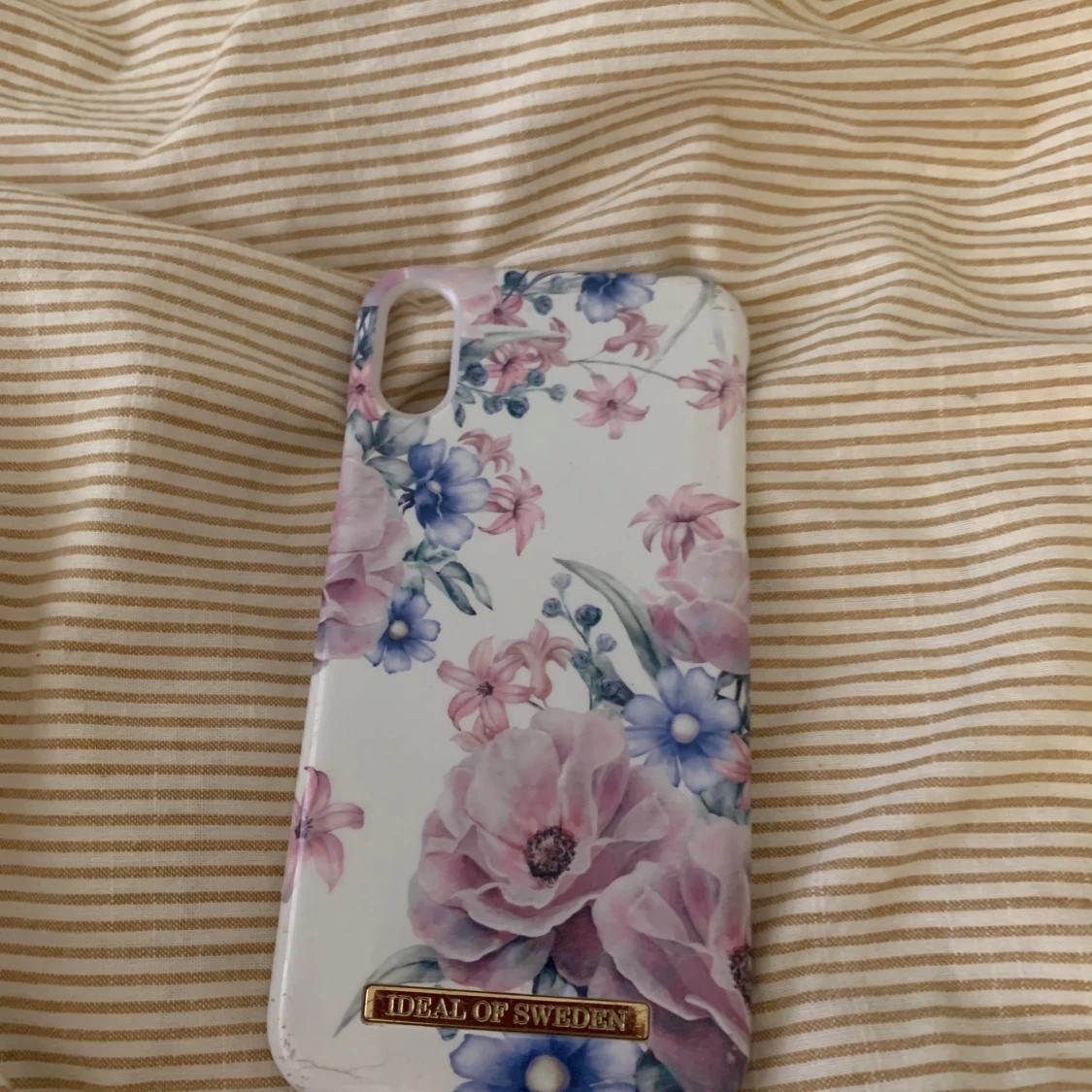Blommigt mobilskal från Ideal of Sweden