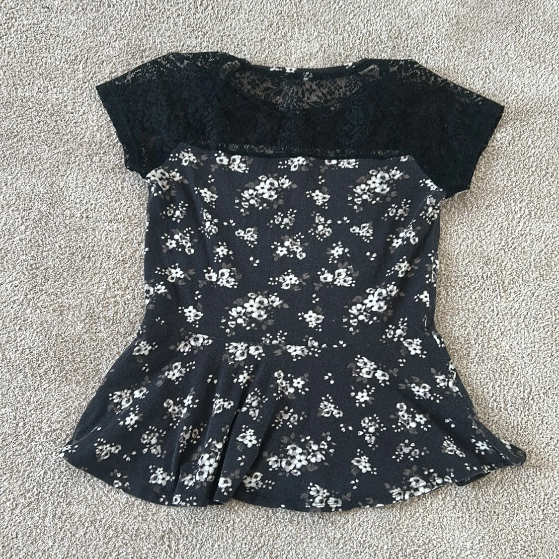 Svart blommig topp/tunika med spetsdetaljer - 2