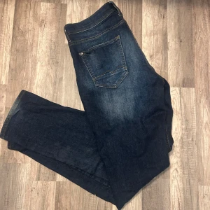 Mörkblå jeans från Blend - Snygga mörkblå jeans från Blend i modellen Blizzard Regular. Perfekta för en avslappnad stil. Extremt bra skick använta ungefär 4 gånger 