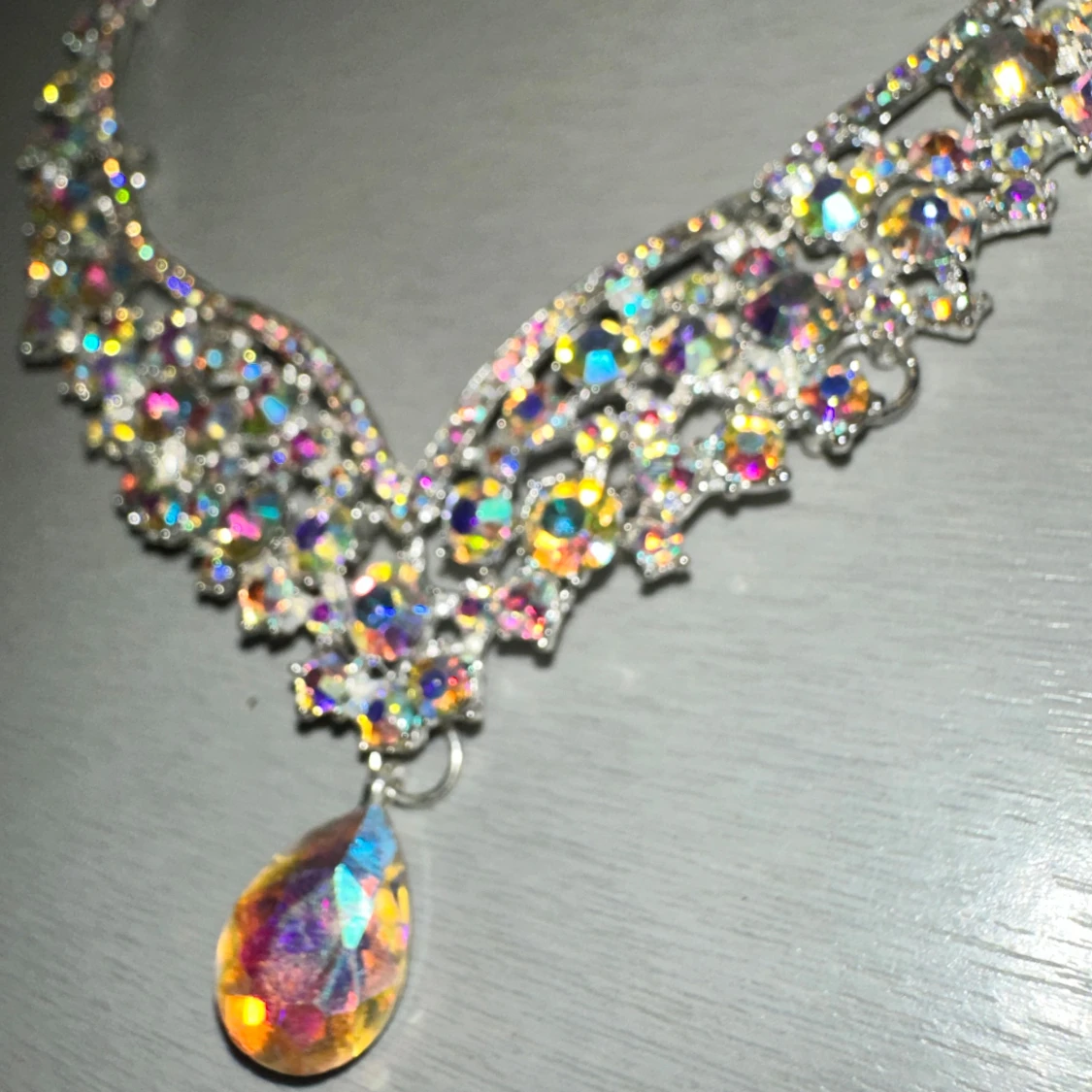 Glittrigt halsband med stora stenar - 1