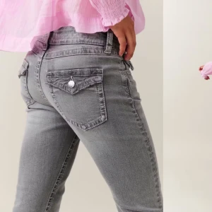 Bootcut jeans - Gråa jeans från Gina Young i storlek 170. De är som en storlek S och är även anpassningsbar i midjan. Passar mig som är 166cm lång och har långa ben🩷