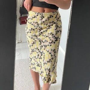 Blommig kjol  - Snygg blommig kjol 🌺