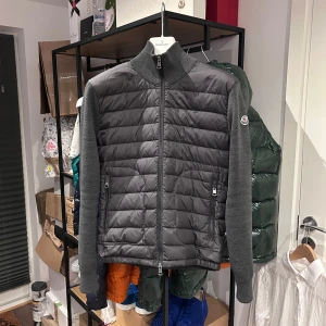 Moncler Cardigan  - Grå Moncler cardigan i väldigt bra skick, storlek M fits S. 2019 modell, nypris 10.000kr mitt pris 4600 men tar emot rimliga bud! Över 200 deals gjorda med massvis av kundrecensioner att visa vid intresse!