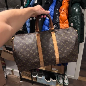 Louis Vuitton Keepall 45 - Louis Vuitton Keepall 45 i bra vintage skick, fler bilder löses i pm då jag enbart kan lägga ut 5 på Plick. Perfekt väska för en weekend eller att ha som handbagage på flyget! Date code: 893FC - gjord i USA 1989, väldigt bra skick med tanke på åldern 😅 Nypris idag ligger på 25.000kr mitt pris 4500 men tar emot rimliga bud, inga skambud under 4000! Över 200 deals gjorda med massvis av recensioner att visa vid intresse!