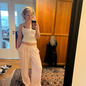 Ljusrosa linnebyxor från Gina tricot - Säljer ett par ljusrosa linnebyxor med loose passform. Byxorna har en lågmidjad design och är tillverkade i ett lätt och bekvämt material. Perfekta för en avslappnad stil. Byxorna är väl omhändertaget. Priset kan diskuteras🥰💕