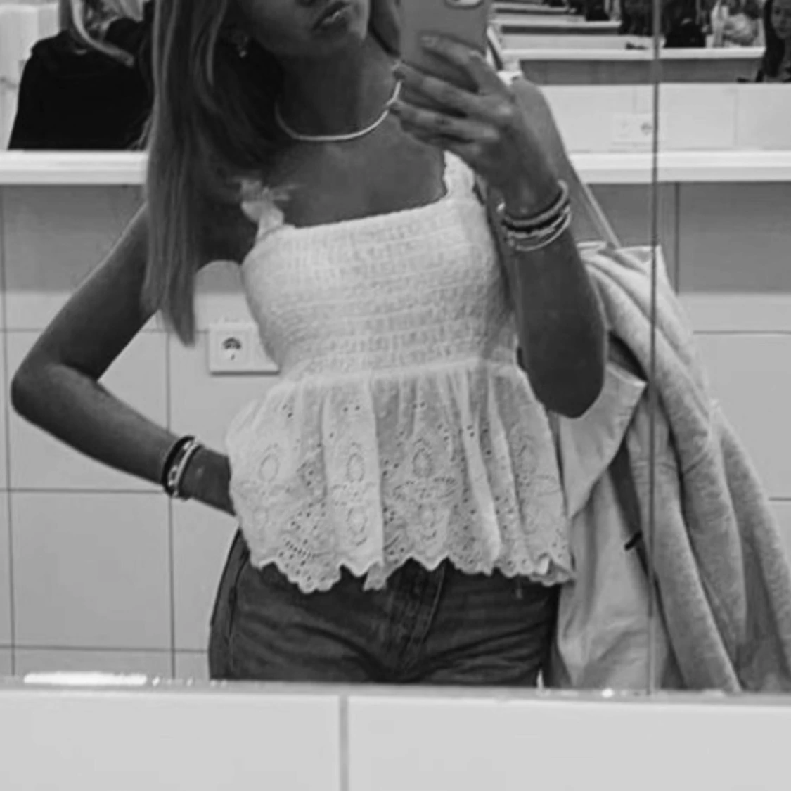 Vit ärmlös topp med spetsdetaljer - 1