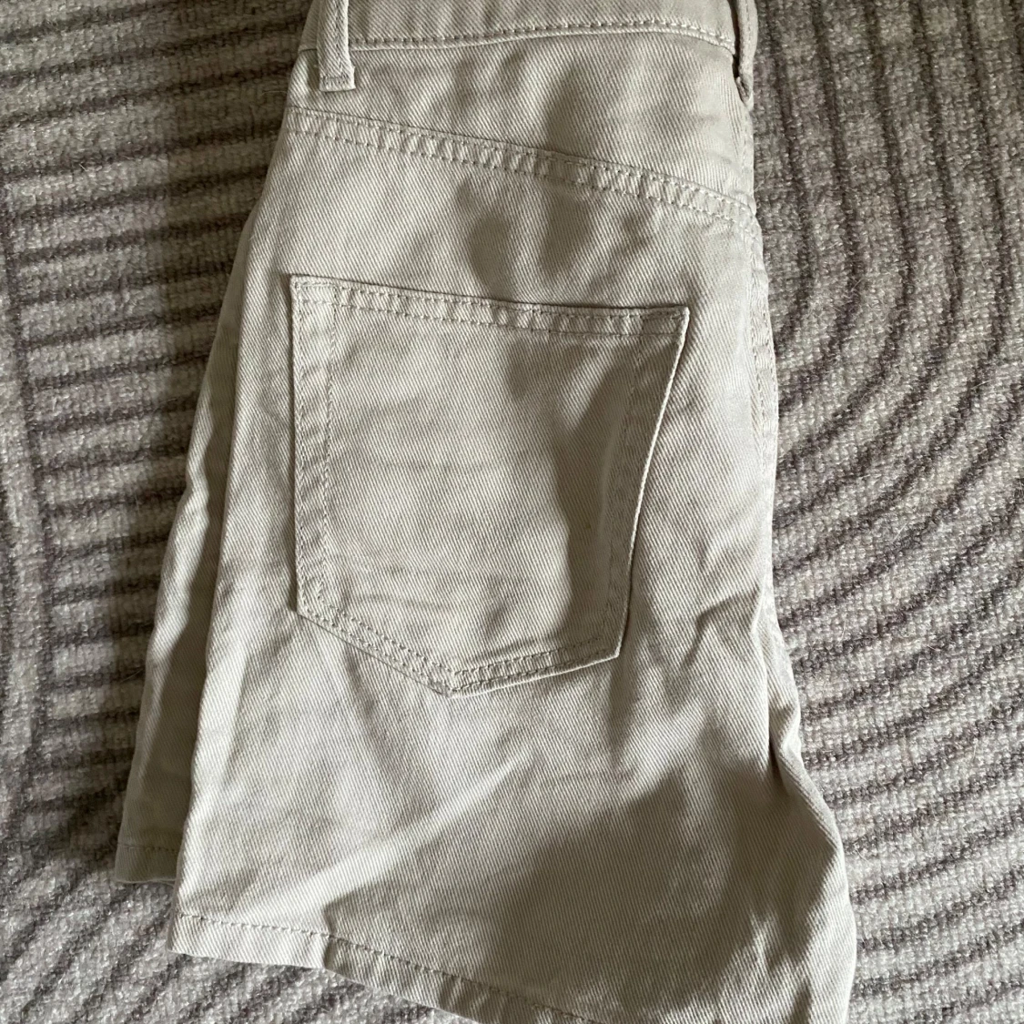 Beige shorts med fickor - 1