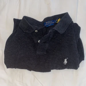 Ralph lauren långärmad pike - Säljer denna långärmade piké från Ralph lauren, i storlek L slim fit men passar mer M skulle jag säga. Har själv växt ur den och har L i kläder nu och den passar ej. Pris kan diskuteras vid snabb affär