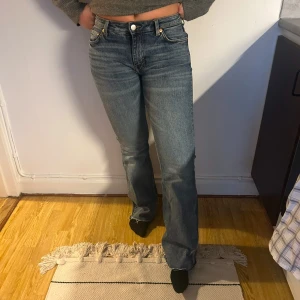 Blå jeans med bootcut - Snygga blå jeans, bootcut-och låg midja. Modell: Flame 🩷🩷🩷