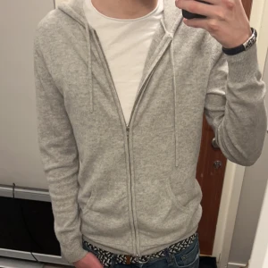Kashmir zip - Jag säljer nu min skit snygga kashmir zip från John Henric! Den är i ett jättefint skick utan någon defekt eller skada. Kontakta mig vid minsta lilla fråga 🤩priset är verkligen inte hugget i sten och det är diskutabelt!