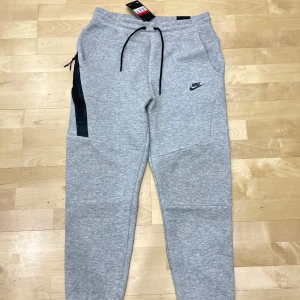 Nike tech joggers - brandnew, cheap,först till kvarn