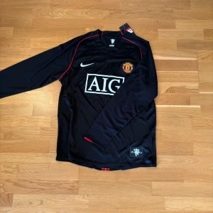 United tröja  - Säljer denna klassiska Manchester united tröjan från 2007-2008 säsongen. Den finns i storlek M x3 och L x3. Denna annons är M. Vid minsta fundering är det bara att höra av sig!🙌🏻😁(aldrig använd)