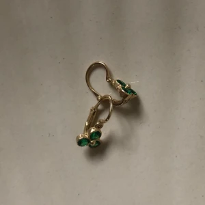 Öronhängen - Superfina små guldplätterade öronhängen i guld/grön färg! Nyskick! Köpt för 500 kr.