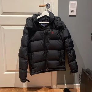 Ralph Lauren jacka - Fåtal använd Ralph lauren jacka! Säljer pga vuxit ifrån den. Passar folk runt 170 uppåt