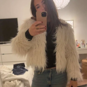  pälsjacka - Säljer en snygg  pälsjacka med fluffig textur. Jackan har en kortare passform och långa ärmar, perfekt för att ge en trendig look. Den är lätt att matcha med olika outfits och ger en lyxig känsla. Den är från Sisters och är ganska liten i storlek.