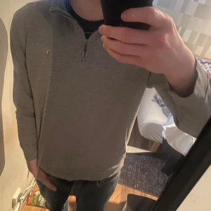 Ralph Lauren half zip  - Säljer denna jätte fina tröjan som är i jätte bra skick den passar mig bra och jag är 187 82 kg priset kan sänkas i snabb affär 