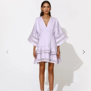 Lila klänning från bymalina Embla klänning  - Slutsåld fantastiskt fin lila klänning från by Malina. Nästan helt oanvänd och i väldigt fint skick. Köpt för 3499kr💜