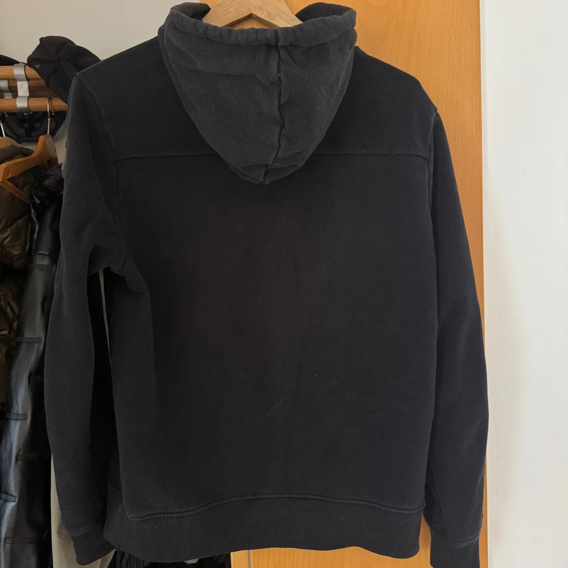 Svart hoodie från Limitato - 1