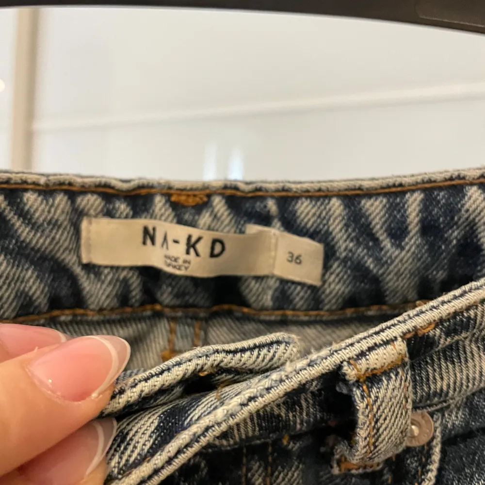 Jeans från Nakd vid hål vid knänen. . Farkut & Housut.