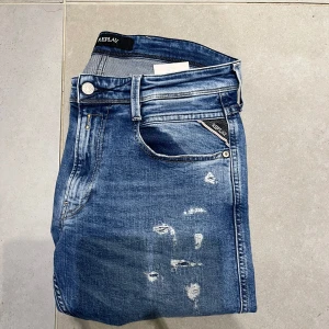 Replay Anbass - Säljer nu dessa Replay Anbass med riktigt snygga slitningar | Storlek: 32/32 | Skick: 9/10 | Skriv vid frågor eller funderingar