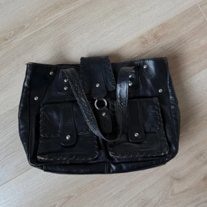 Svart läderväska  - Supersnygg svart äkta läderväska🫶🏼