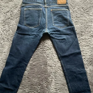 Mörkblå jeansbyxor - Jeans från H&M. Inte jätte använda.