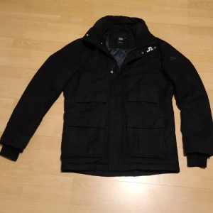 J. Lindeberg vinterjacka - Hjälper min farsa att sälja sin gamla J. Lindeberg jacka! Den är sparsamt använd och skicket på den är som nytt.                                                             Det är bara att höra av sig om det finns några frågor!