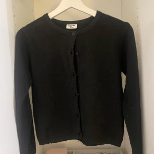 Svart kofta från Kappahl - Säljer en klassisk svart kofta från Kappahl.  Fint skick och super snygg