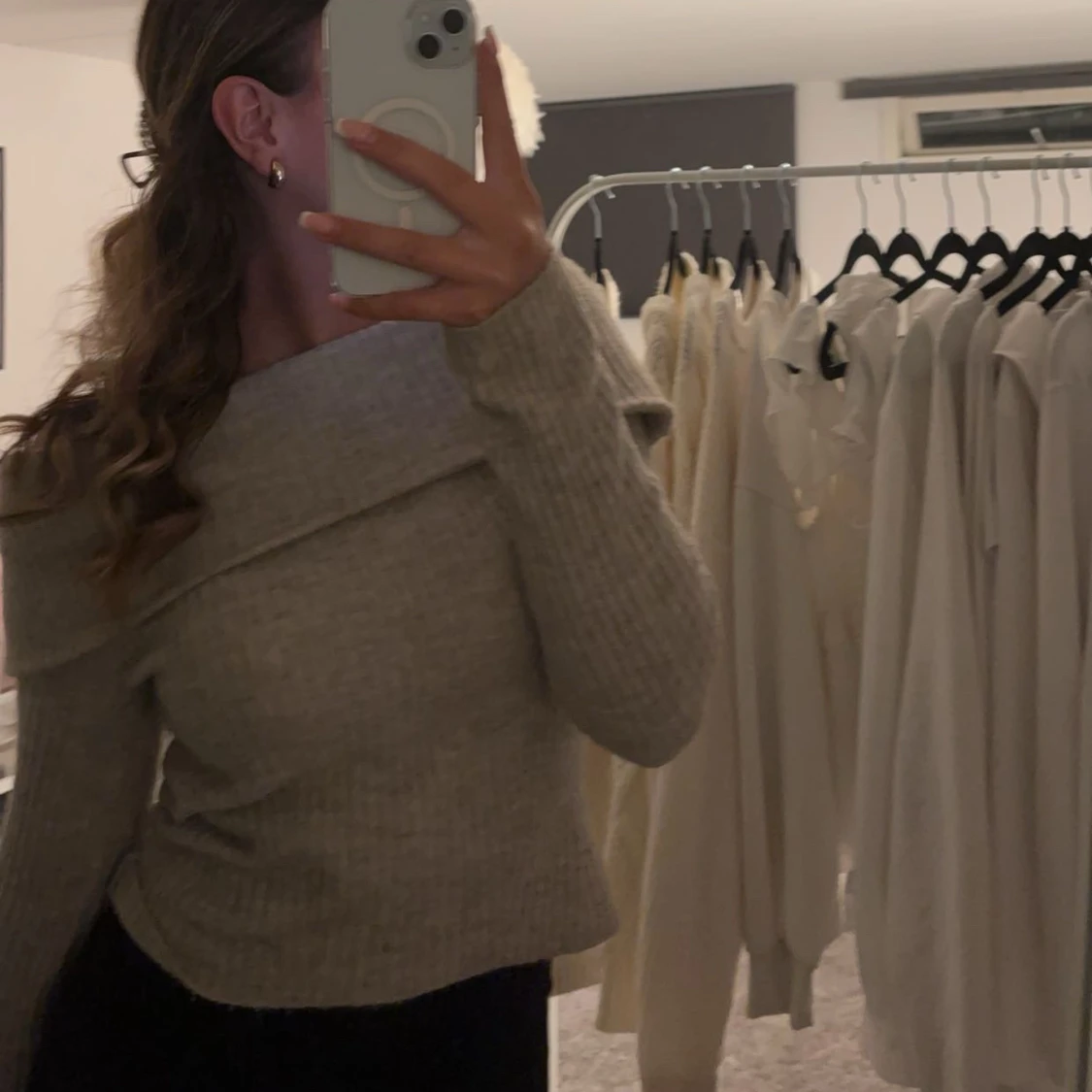 Beige offshoulder tröja