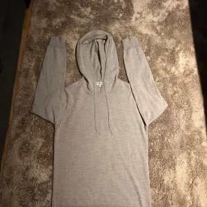 Grå kashmirhoodie från Ahlquist Clothes XS - Säljer en Kashmir hoodie som är i topp skick nu pris 999kr och den är använd max 2 gånger