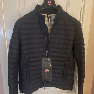 Colmar jacka - Säljer denna helt nya colmar jackan i 10/10 skick i storlek S riktigt snygg passform! Perfekt nu till våren hör av er vid frågor