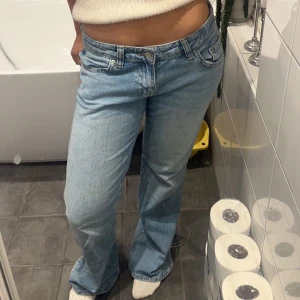jeans - lågmidjade bootcut jeans med fickor på baksidan från gina❤️dem är lite slitna längst ner vid på baksidan av foten men annars inga defekter