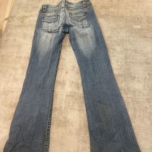 Vintage bootcut jeans med detaljer  - Jätte snygga lowwaist bootcut jeans med detaljer, midje storleken är 36 cm men psssar mig som är 34❤️ Innerbens längden är 83cm💕