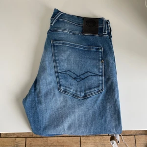 Replay anbass - Tjena, säljer mina Replay Jeans i den trendiga modellen Anbass. Jeansen är knappt använda, cond 9/10. Nypris: 3200kr, hör av er vid minsta intresse//Vilmer 