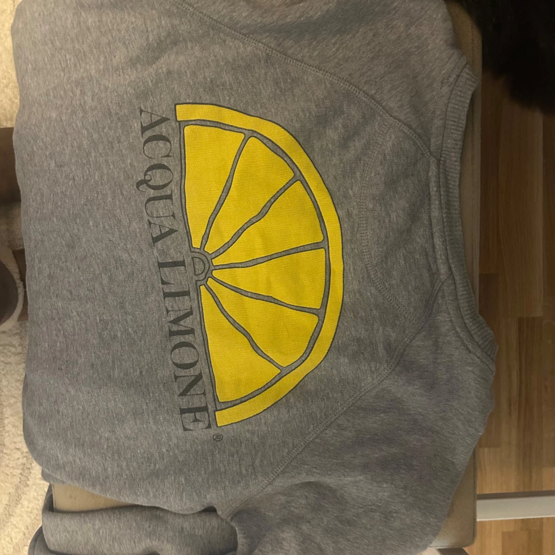 Grå och svart tröja från Acqua Limone