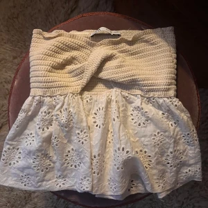 Vit tubtopp med brodering  - Söt broderad tubtopp ifrån zara, passar perfekt nu till vår och sommar och är i väldigt bra skick 
